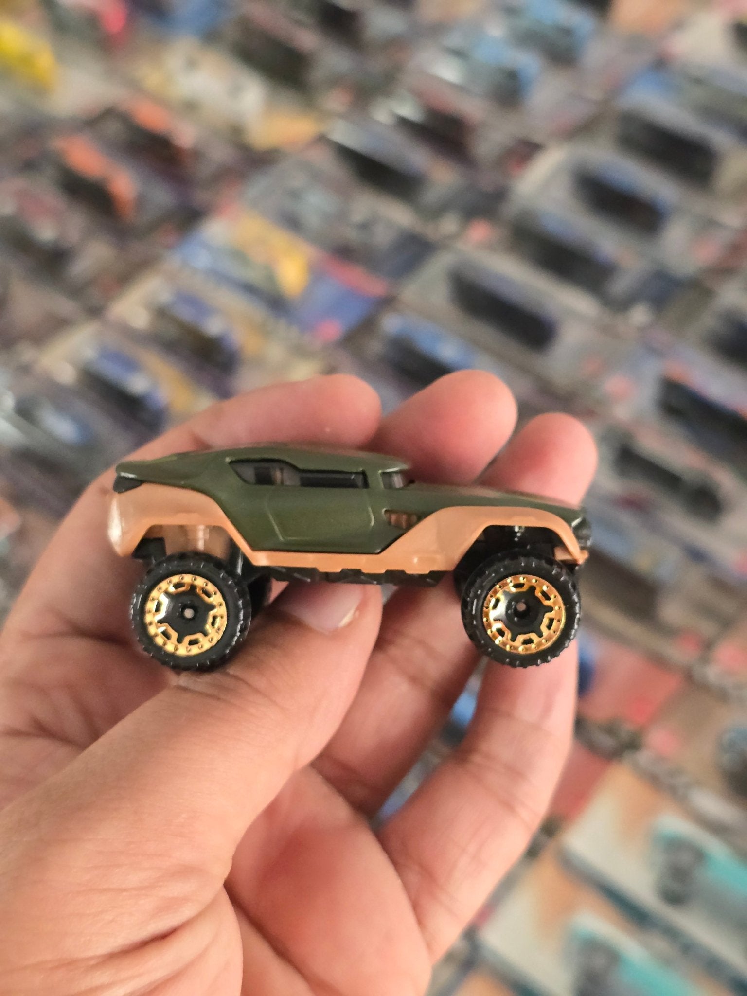 Hot Wheels Hyper Rocker Concept SUV (Uncarded) - Kinder Logs