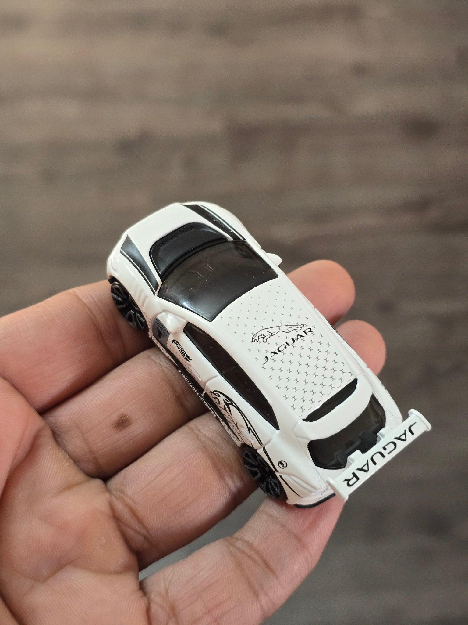 Hot Wheels Jaguar i - Pace eTrophy - White (Uncarded - New) - Kinder Logs