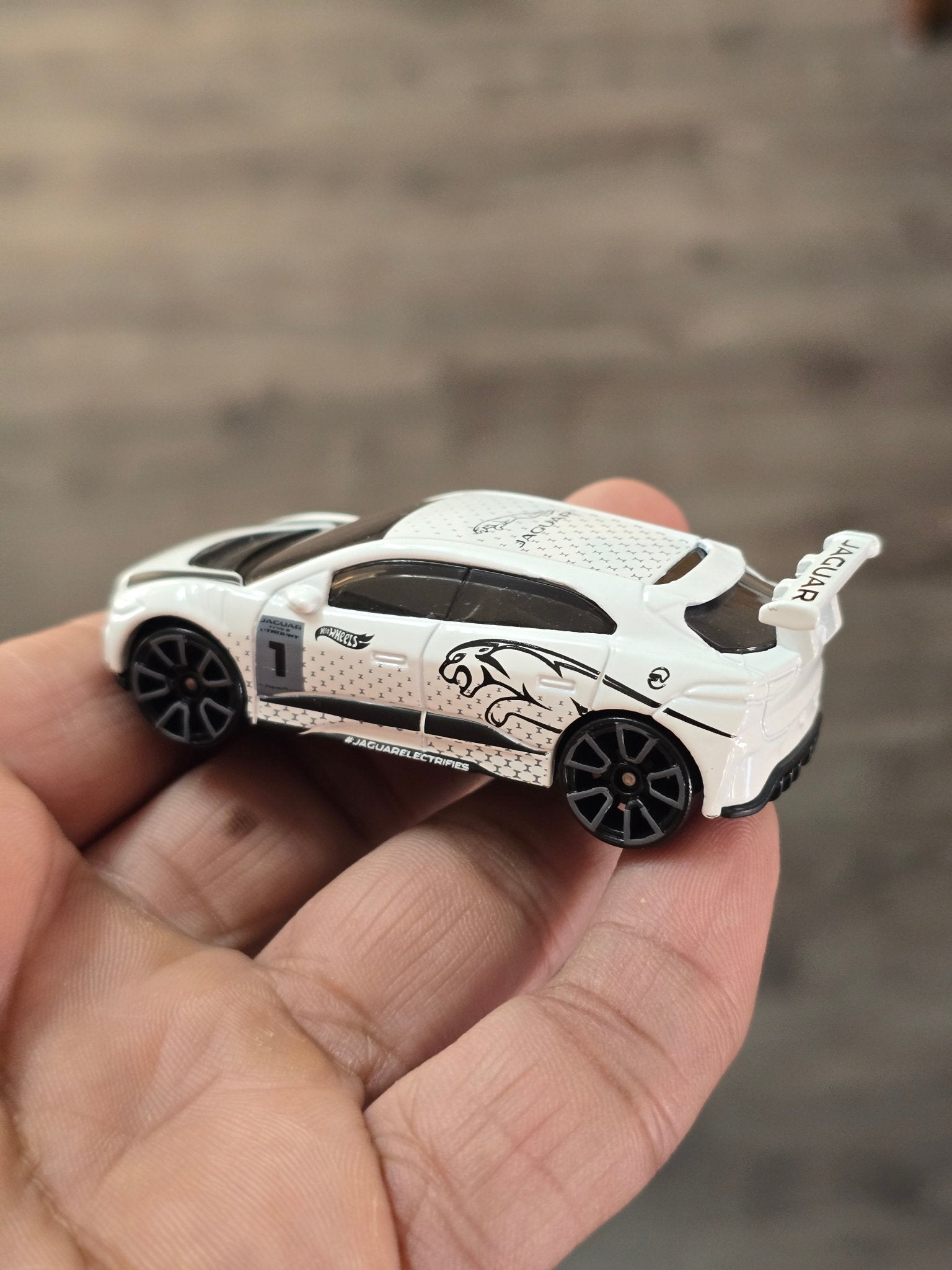 Hot Wheels Jaguar i - Pace eTrophy - White (Uncarded - New) - Kinder Logs