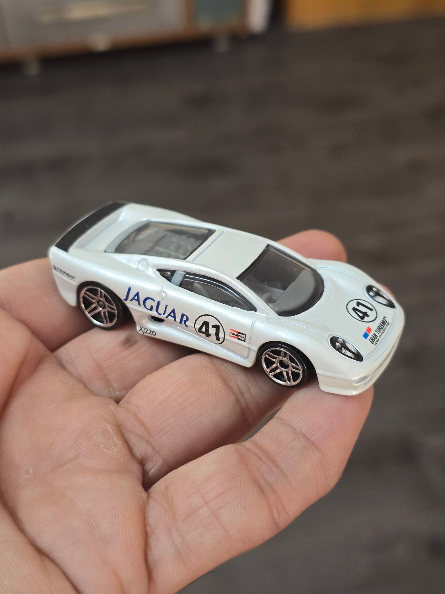 Hot Wheels Jaguar XJ220 - PlayStation Gran Turismo (Uncarded - New) - Kinder Logs