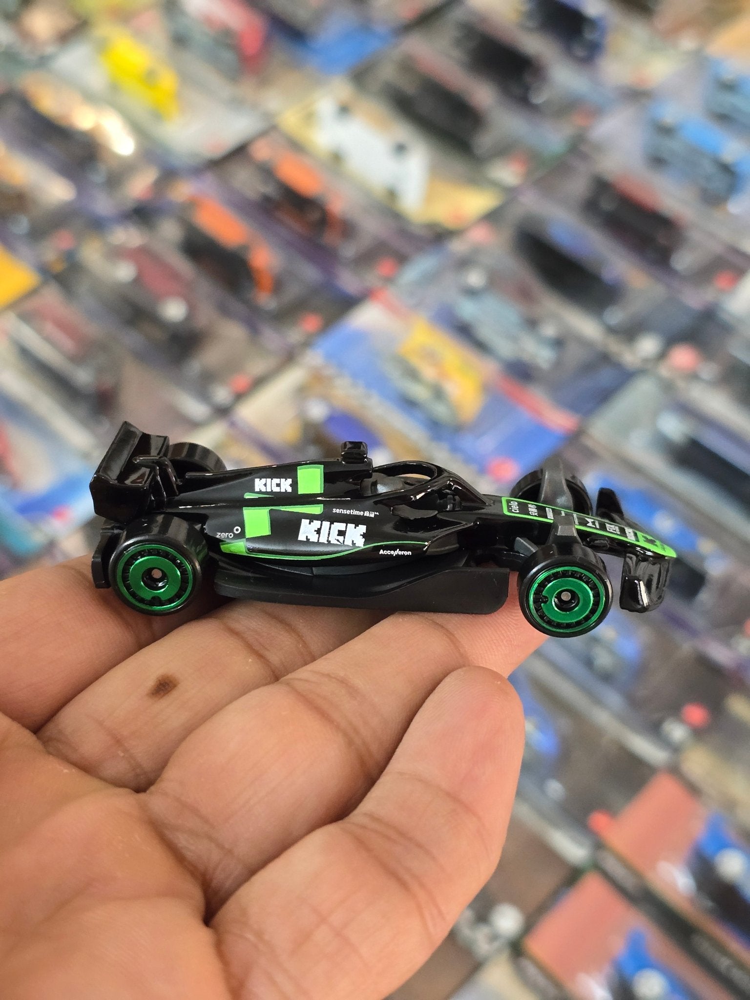 Hot Wheels Kick Sauber F1 Team Car (Uncarded) - Kinder Logs