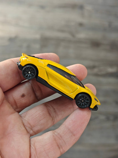 Hot Wheels Koenigsegg Gemera - Yellow (Uncarded) - Kinder Logs