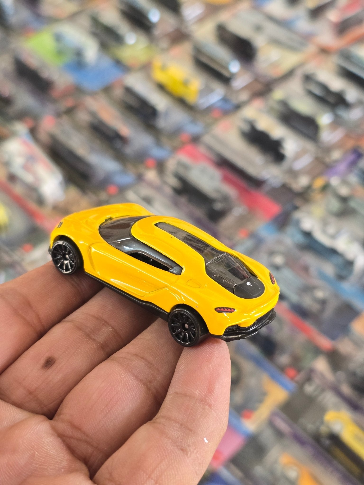 Hot Wheels Koenigsegg Gemera - Yellow (Uncarded) - Kinder Logs