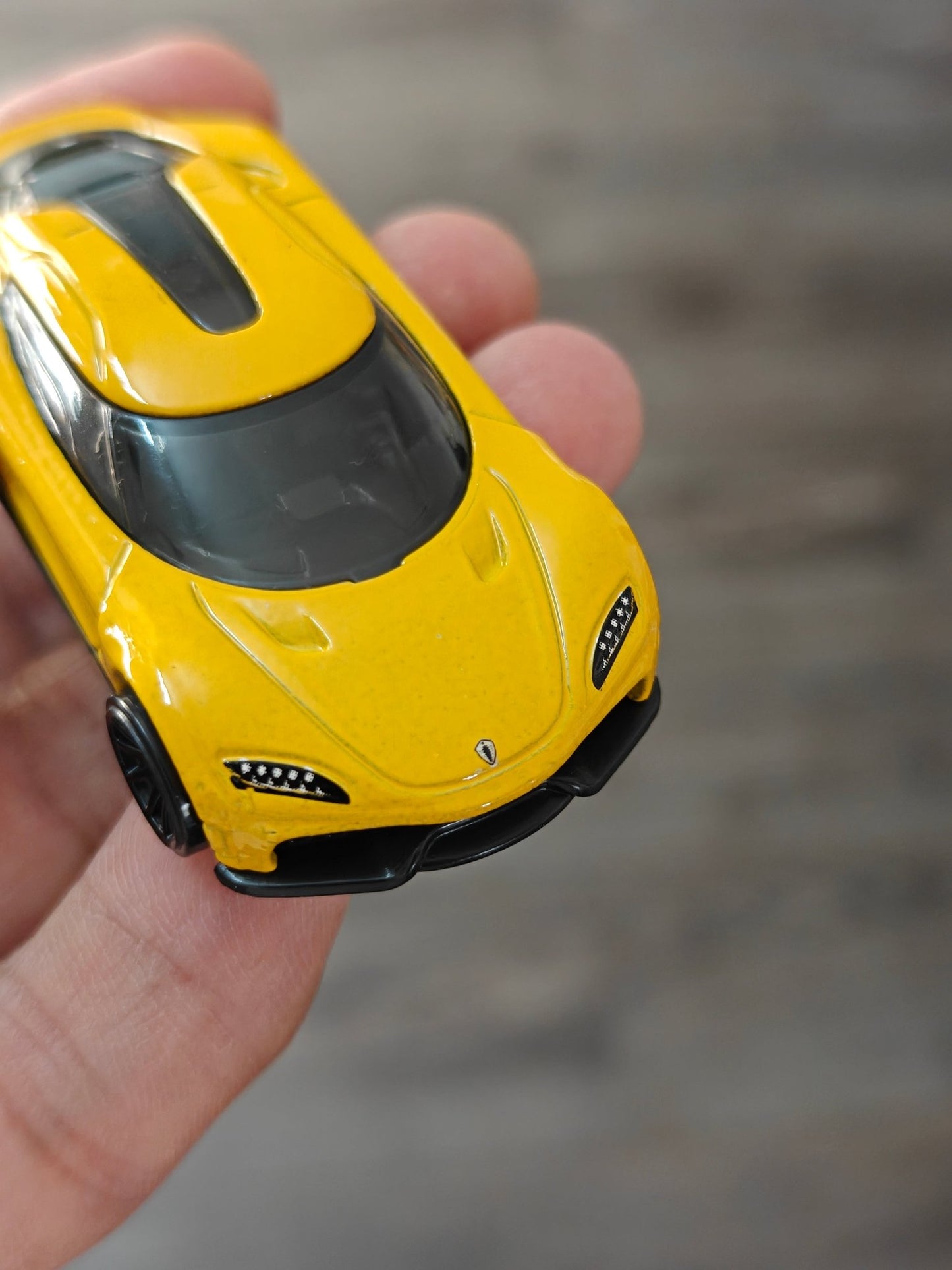 Hot Wheels Koenigsegg Gemera - Yellow (Uncarded) - Kinder Logs