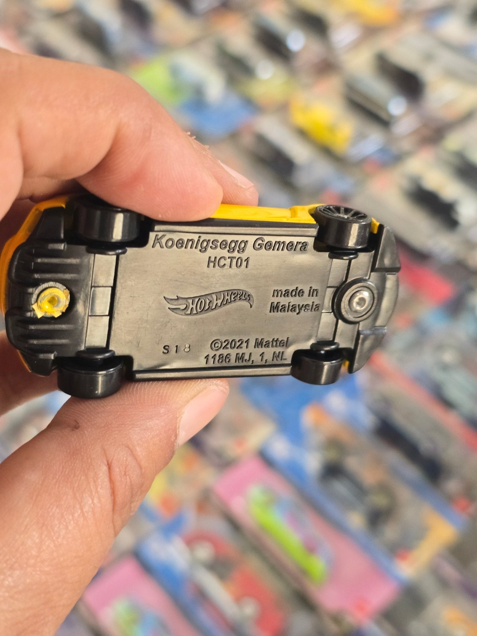 Hot Wheels Koenigsegg Gemera - Yellow (Uncarded) - Kinder Logs