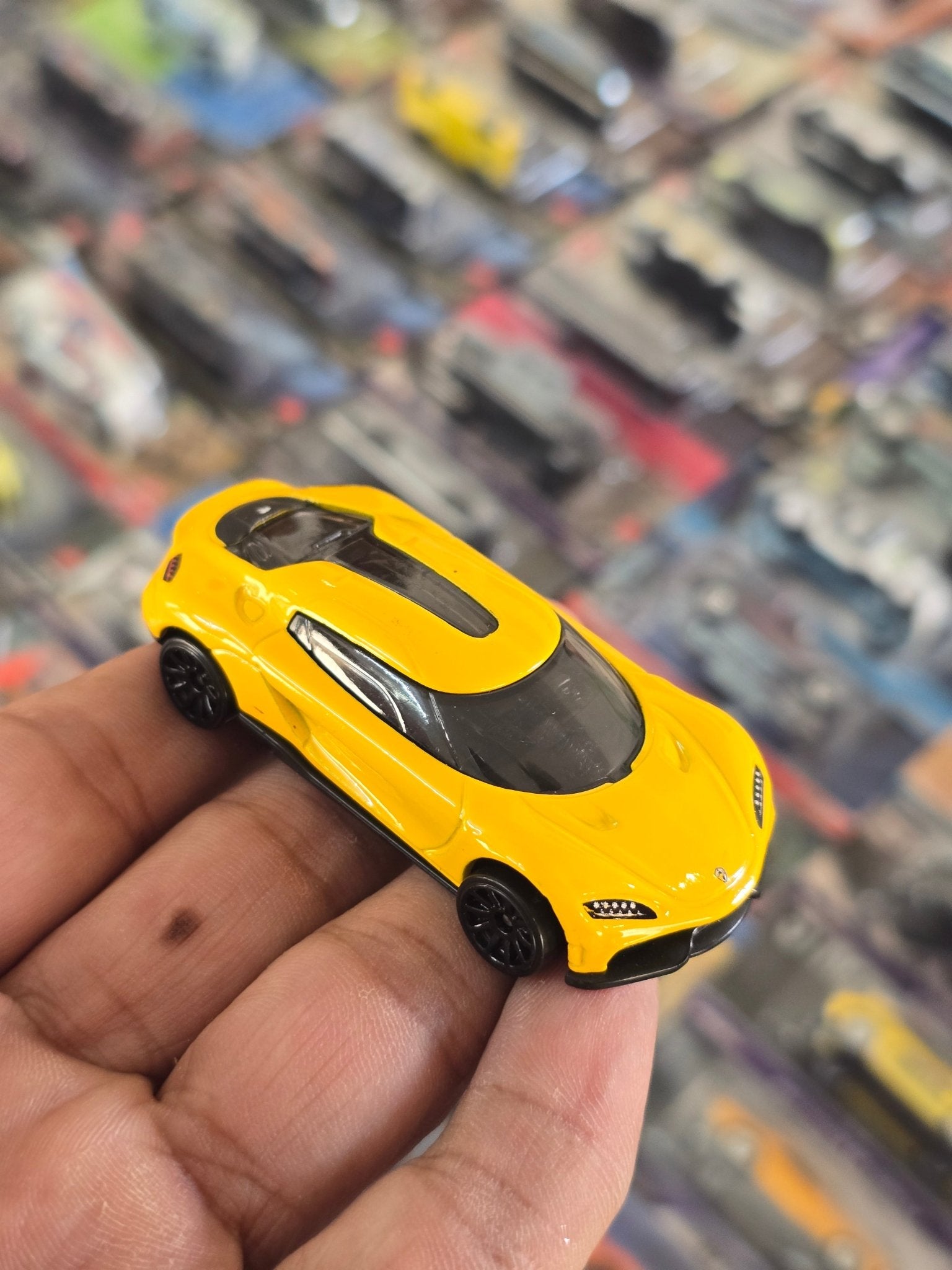 Hot Wheels Koenigsegg Gemera - Yellow (Uncarded) - Kinder Logs