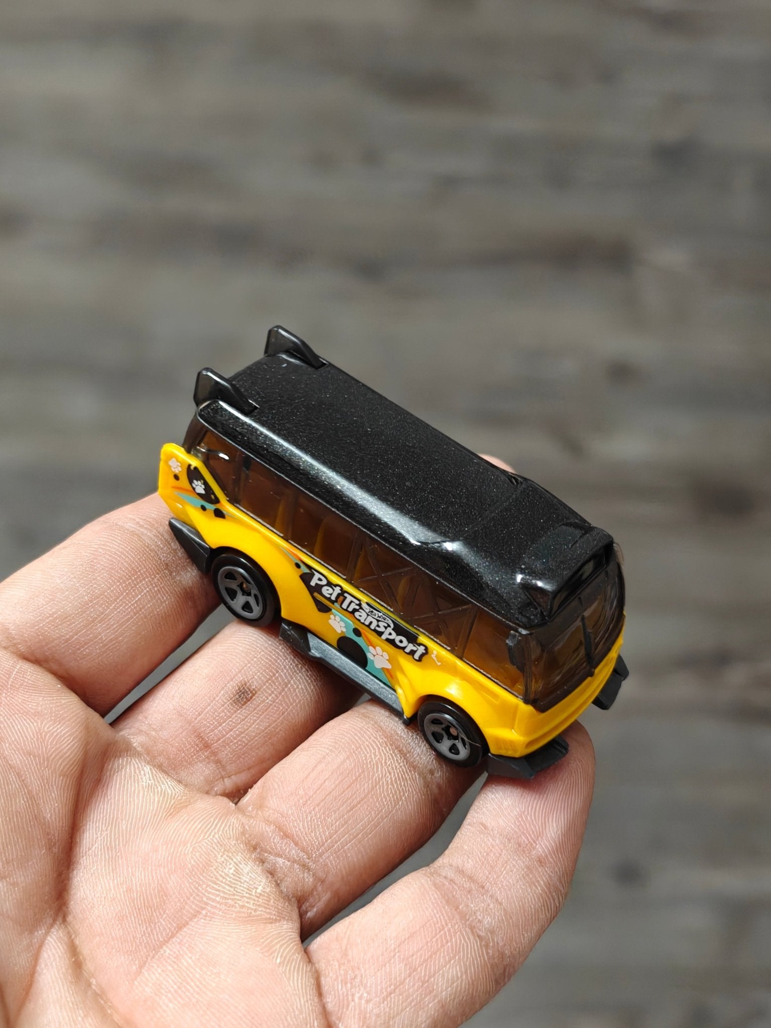 Hot Wheels Kowloon'D Hypervan - Yellow (Uncarded - New) - Kinder Logs