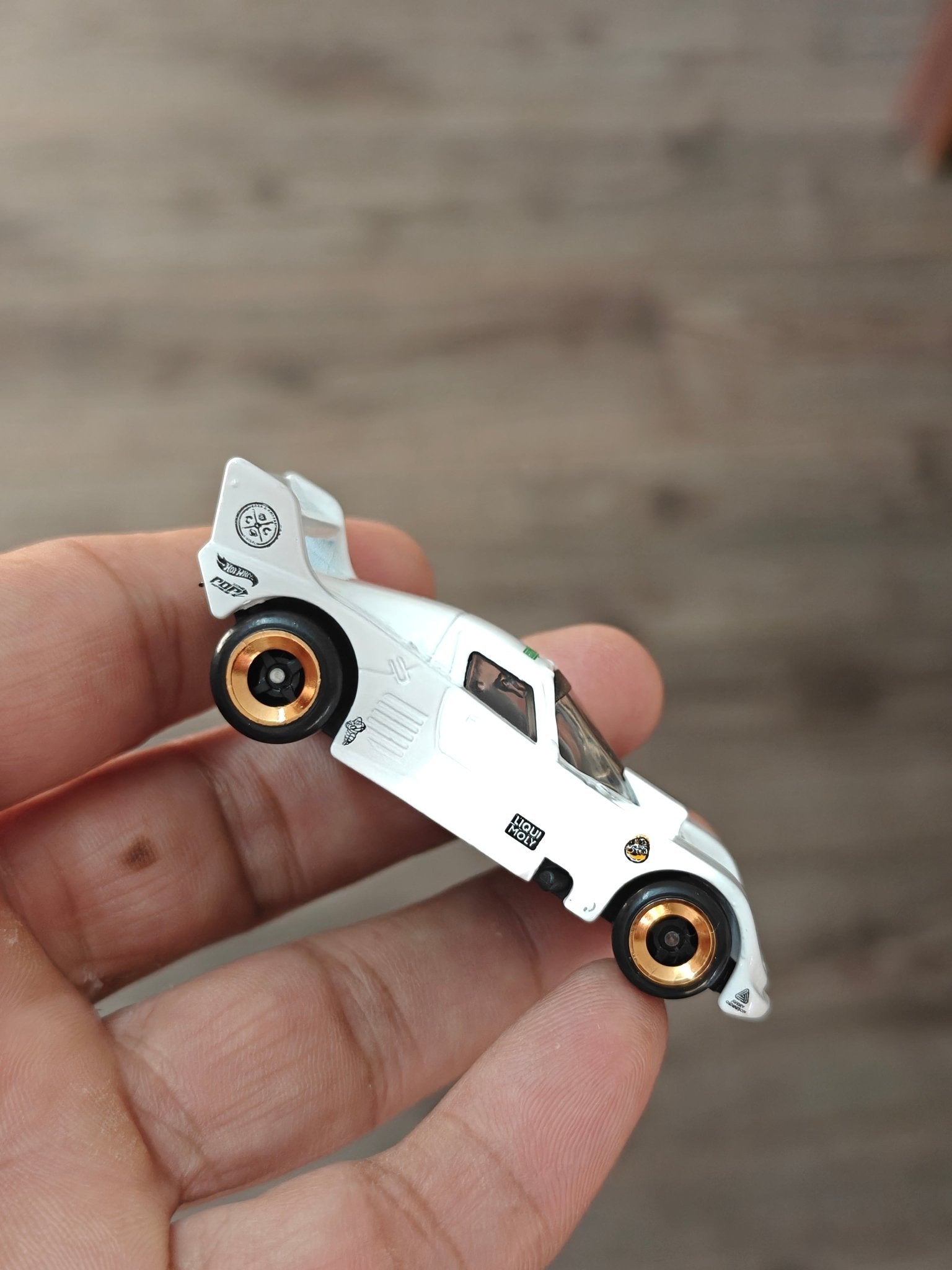 Hot Wheels La Liebre - White (Uncarded - New) - Kinder Logs