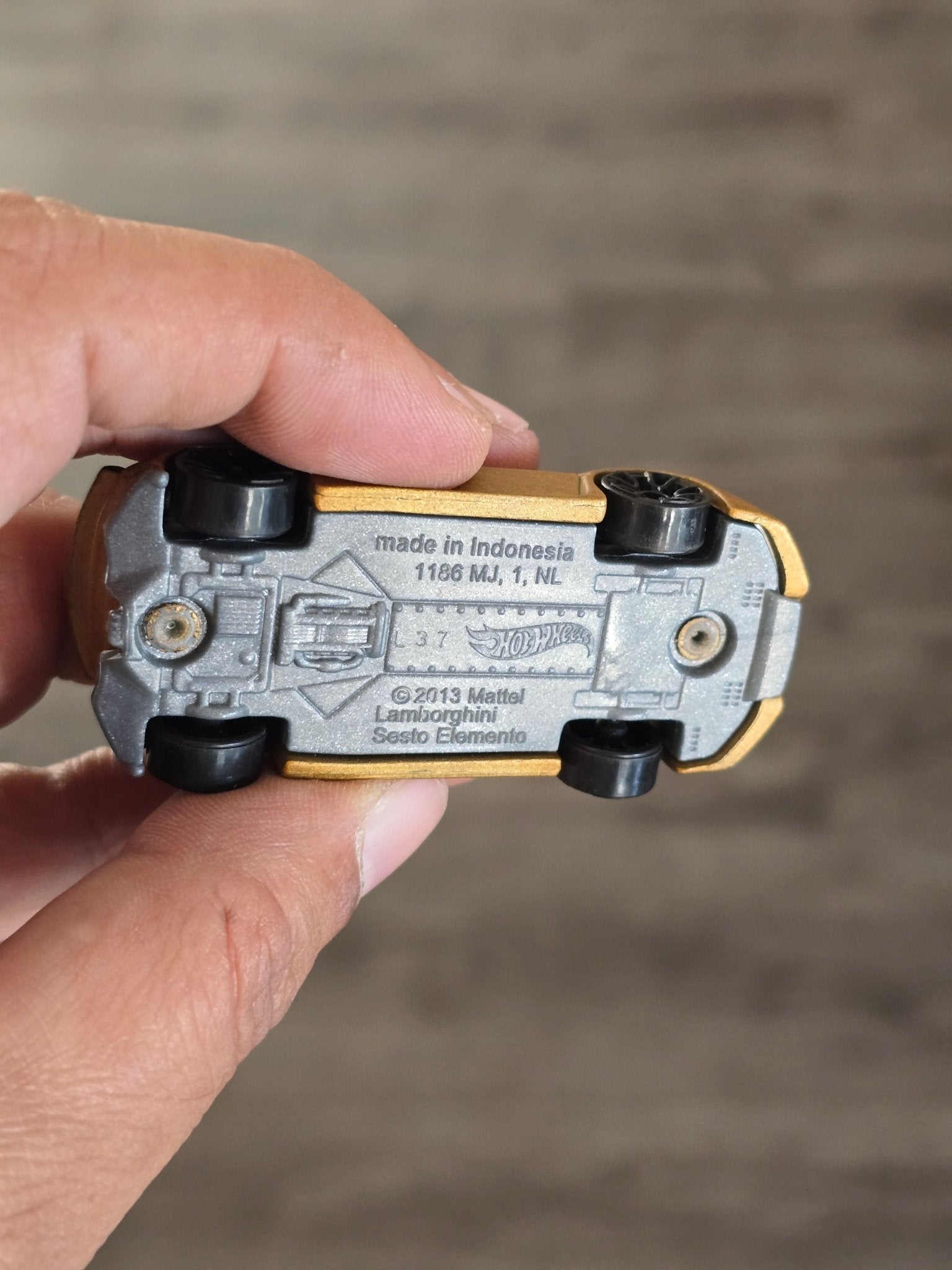 Hot Wheels Lamborghini Sesto Elemento - Matte Gold (Pre - Owned) - Kinder Logs