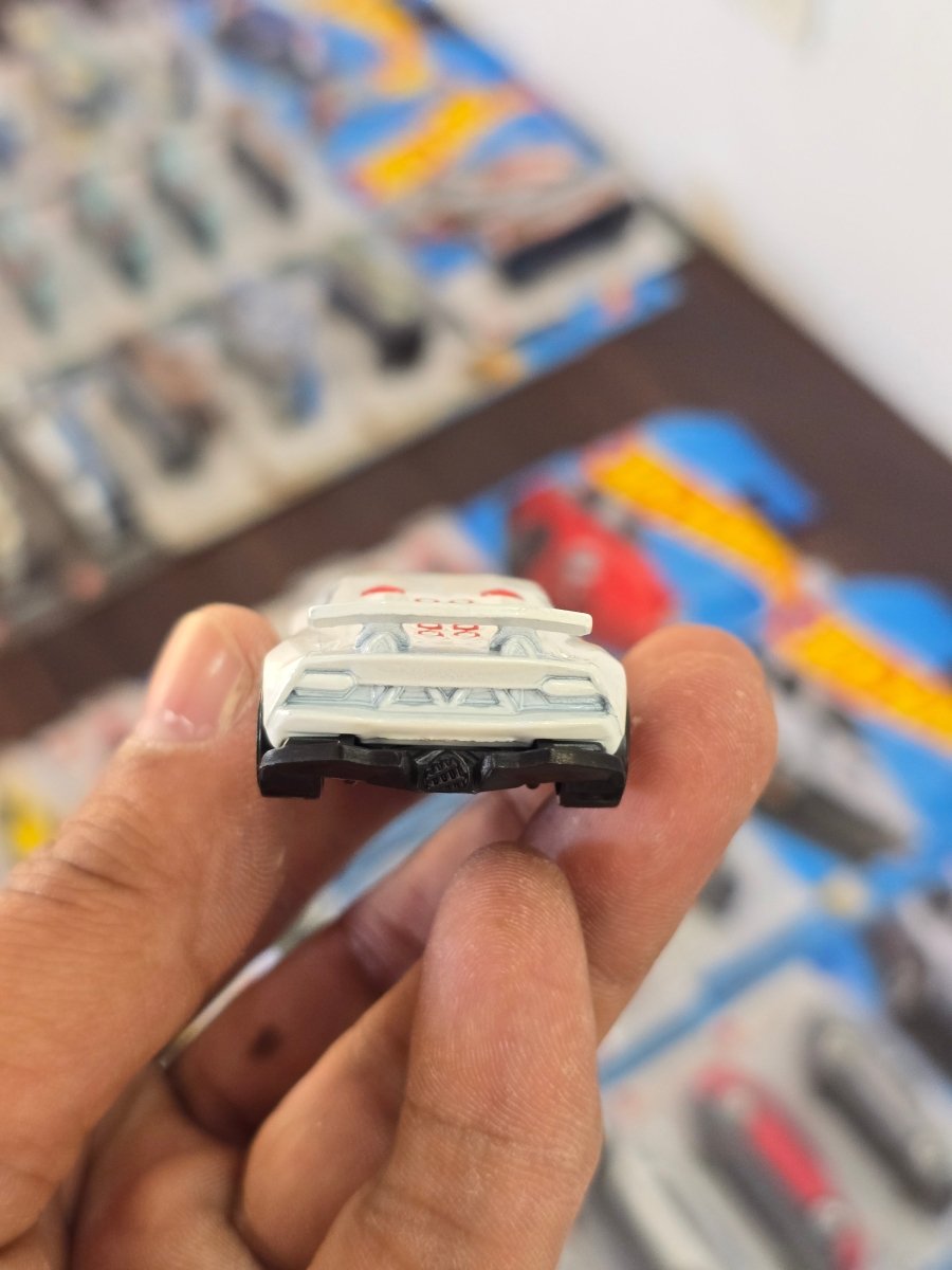 Hot Wheels Lamborghini Sesto Elemento - White (Uncarded) - Kinder Logs
