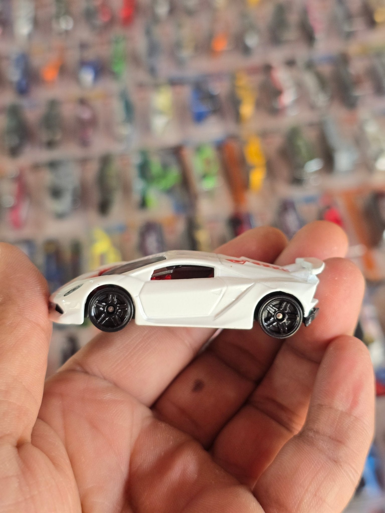 Hot Wheels Lamborghini Sesto Elemento - White (Uncarded) - Kinder Logs
