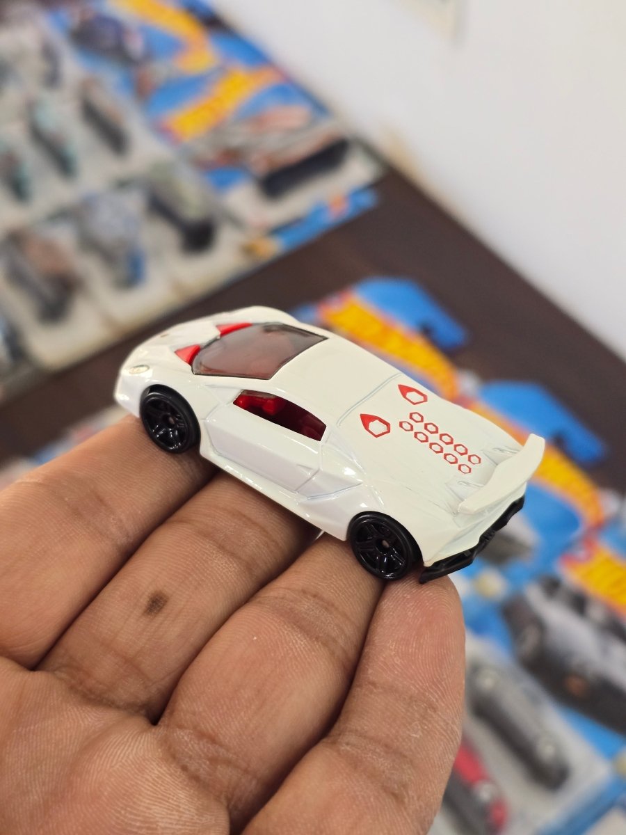 Hot Wheels Lamborghini Sesto Elemento - White (Uncarded) - Kinder Logs