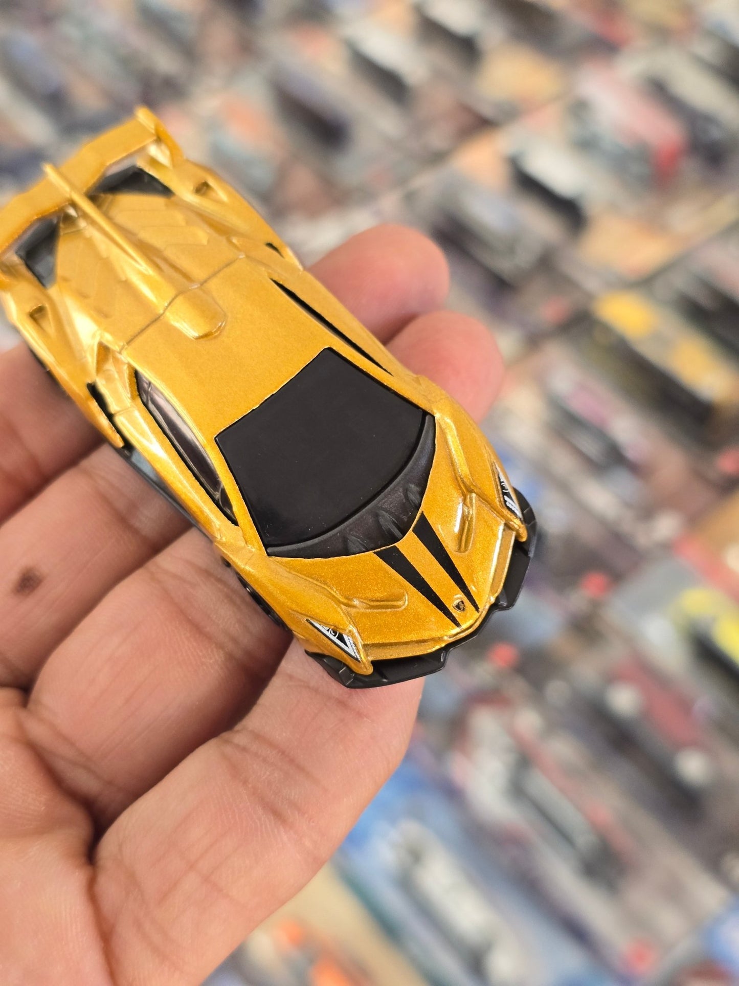 Hot Wheels Lamborghini Veneno - Gold (Uncarded) - Kinder Logs