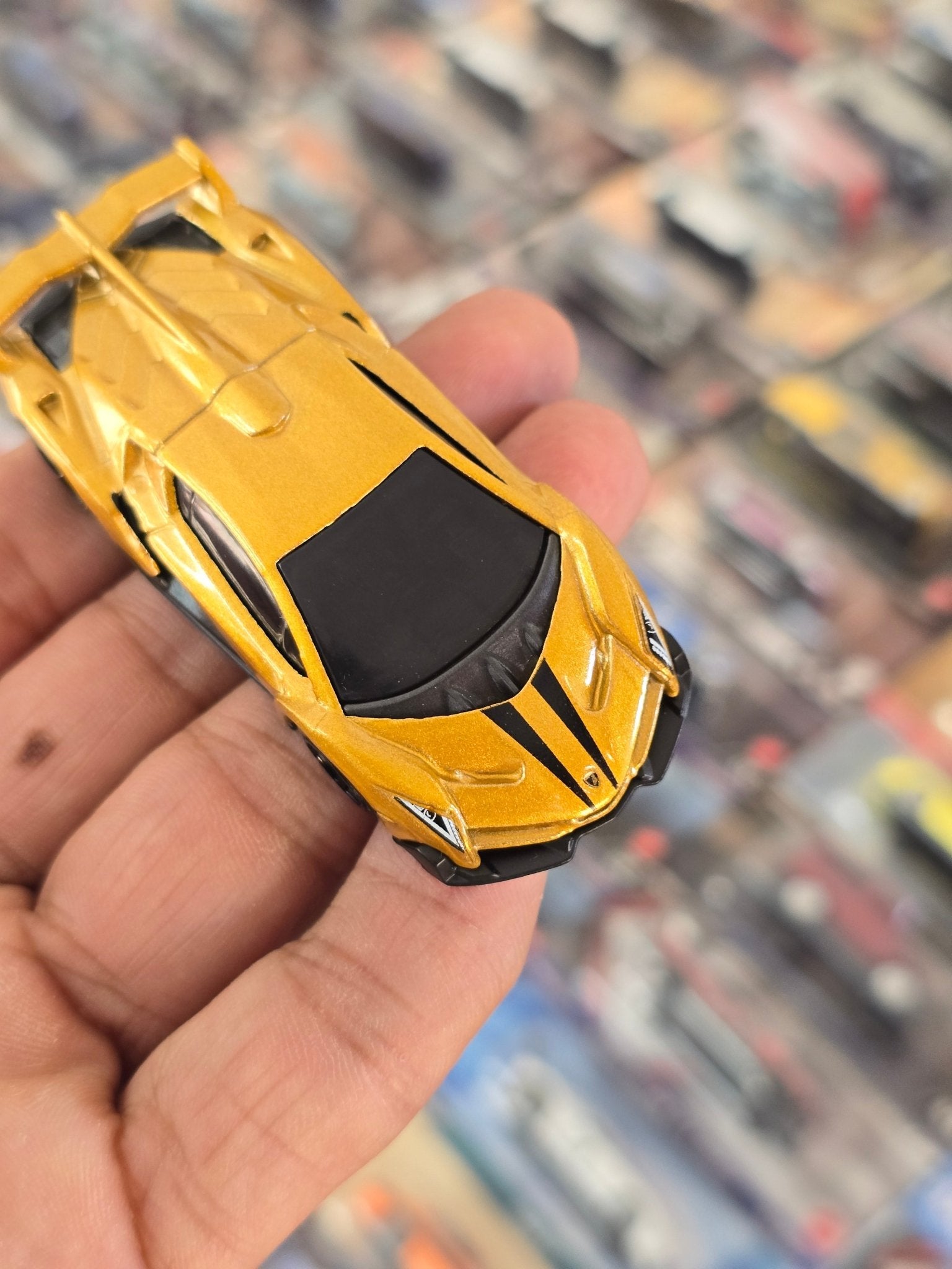 Hot Wheels Lamborghini Veneno - Gold (Uncarded) - Kinder Logs