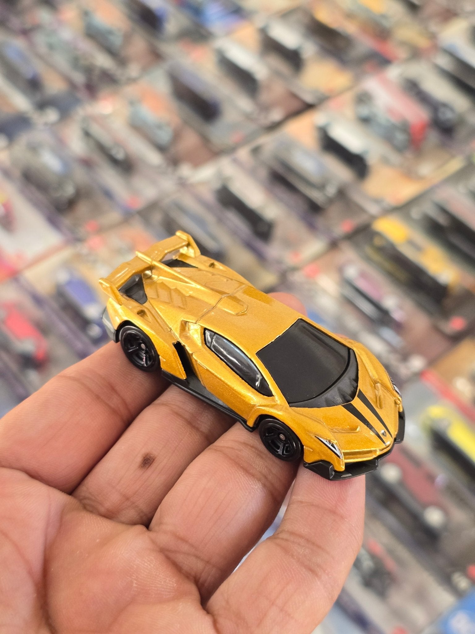 Hot Wheels Lamborghini Veneno - Gold (Uncarded) - Kinder Logs