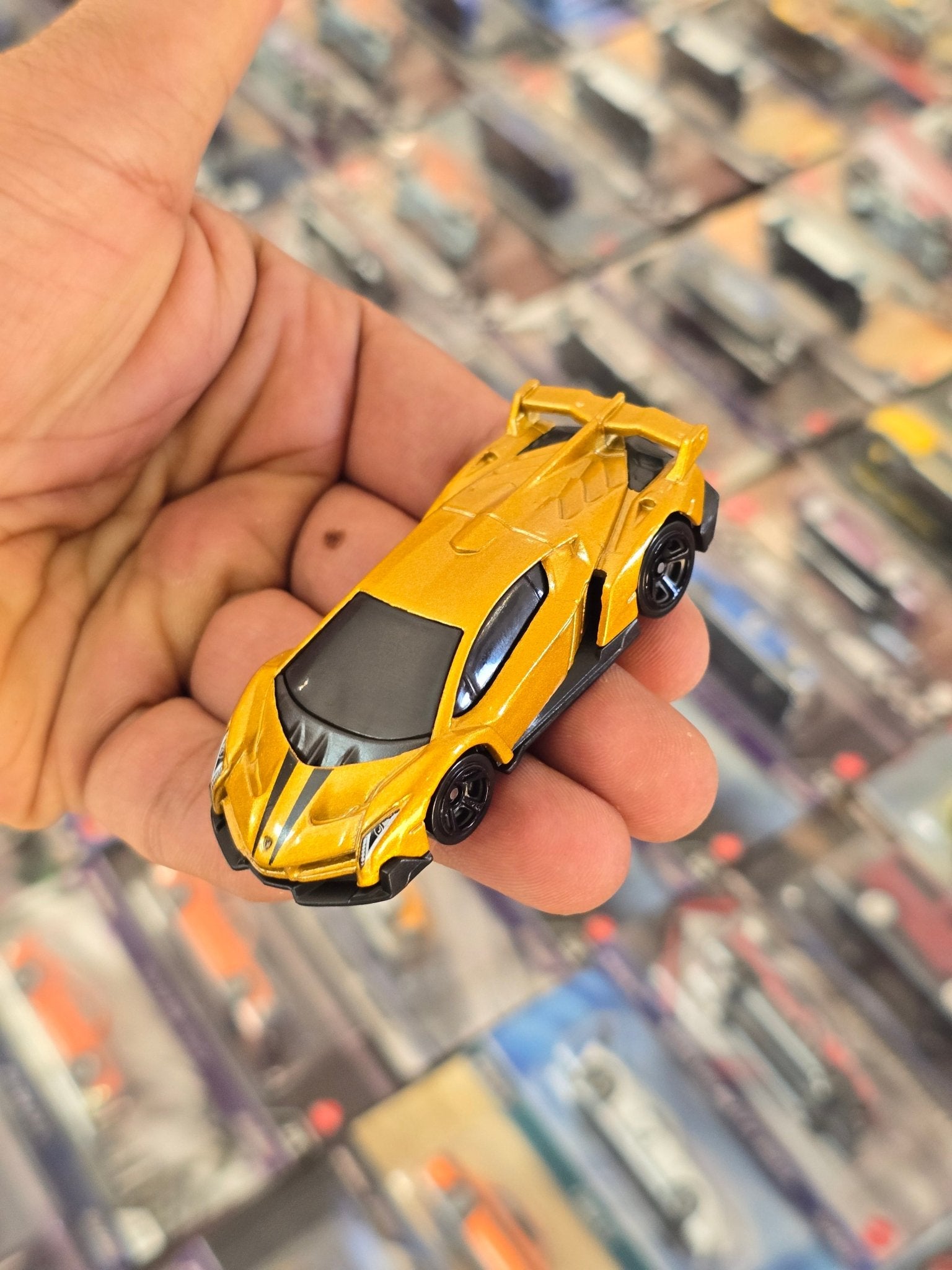 Hot Wheels Lamborghini Veneno - Gold (Uncarded) - Kinder Logs
