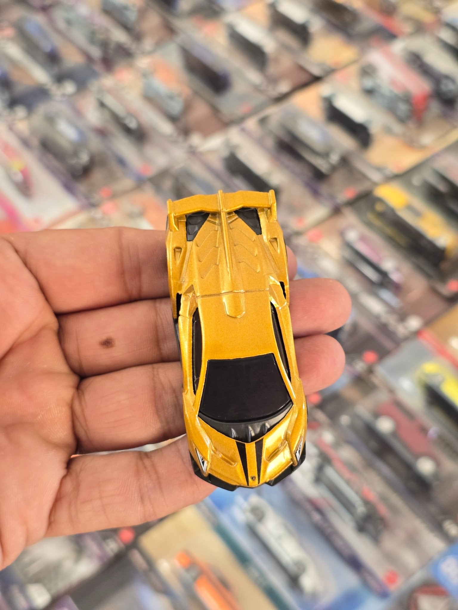 Hot Wheels Lamborghini Veneno - Gold (Uncarded) - Kinder Logs