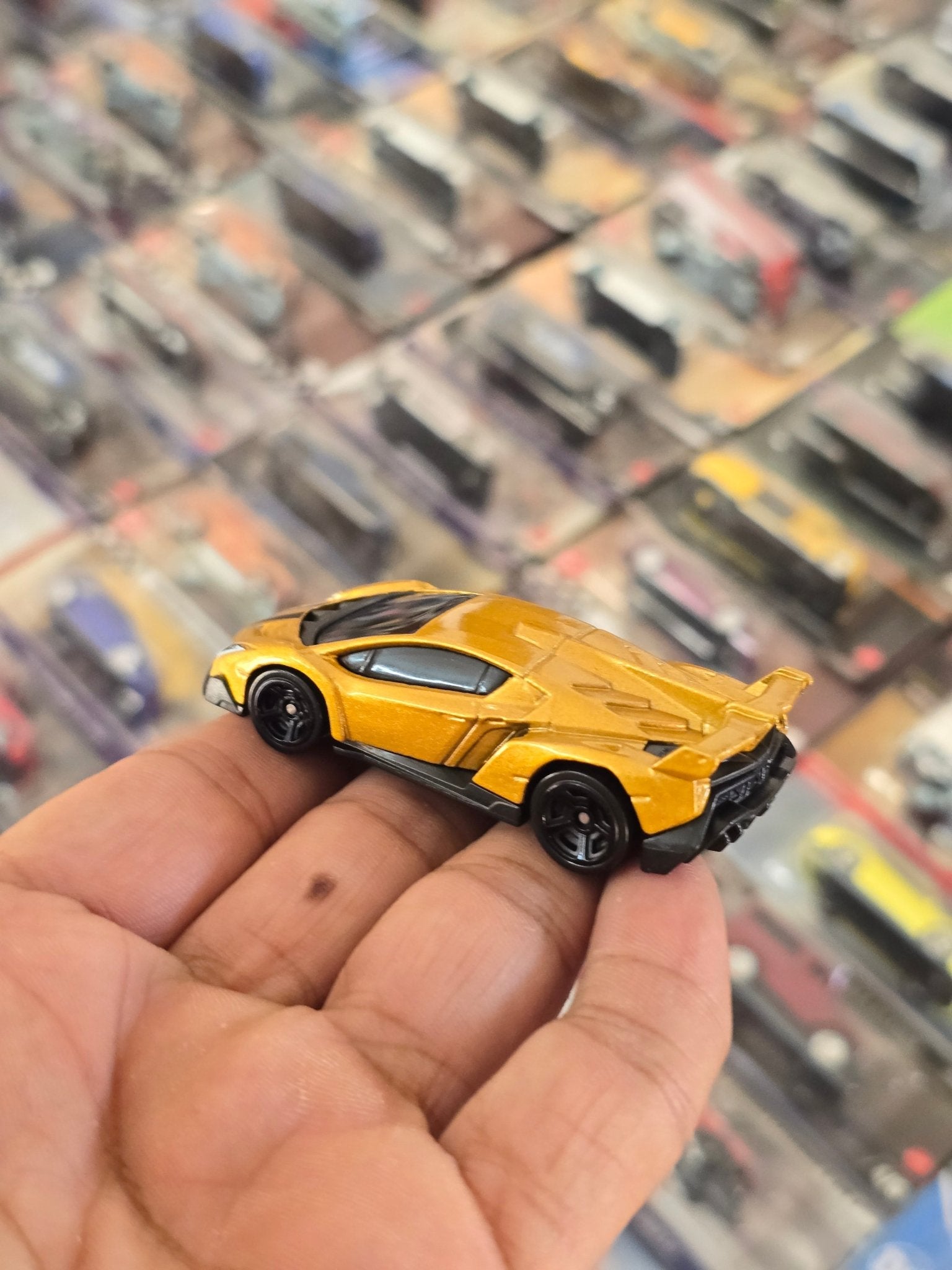 Hot Wheels Lamborghini Veneno - Gold (Uncarded) - Kinder Logs