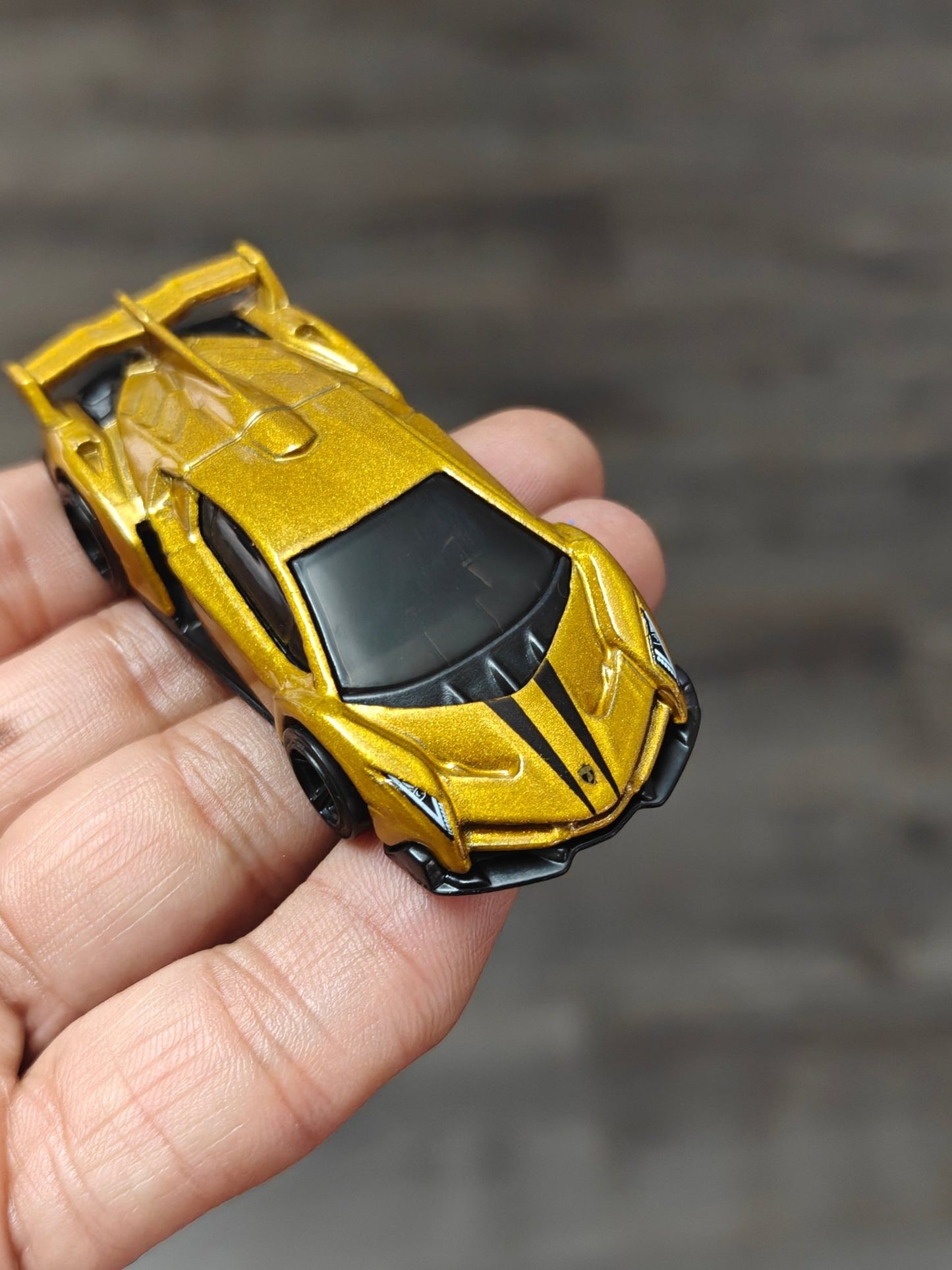 Hot Wheels Lamborghini Veneno - Gold (Uncarded - New) - Kinder Logs