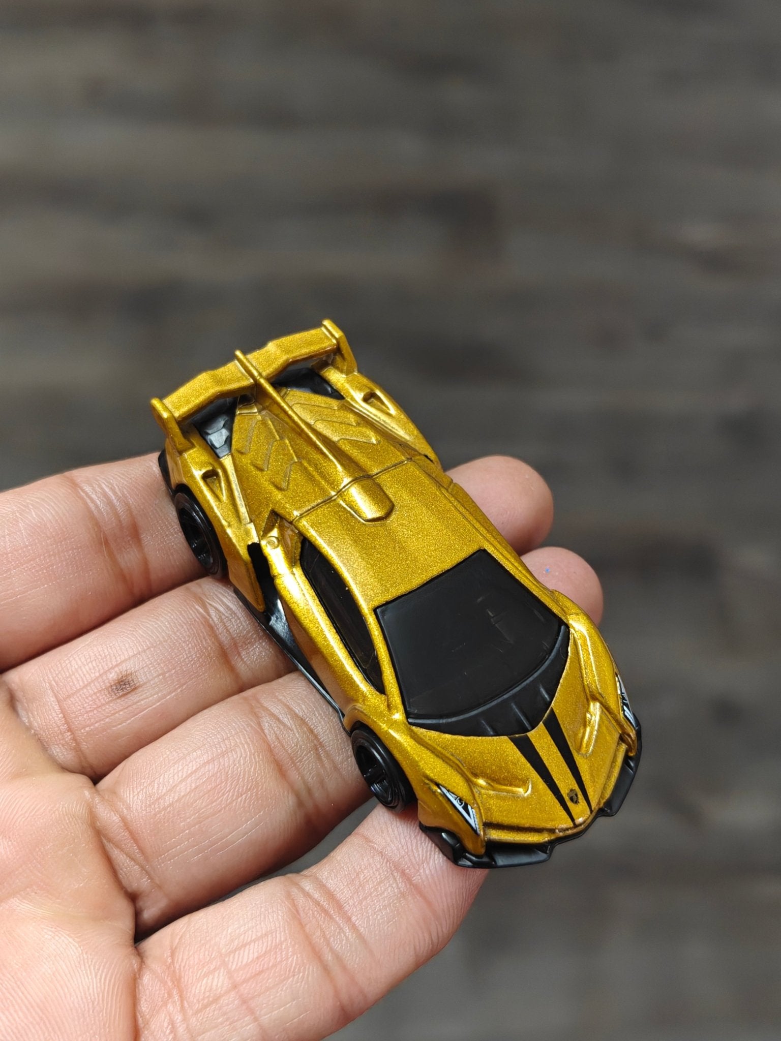 Hot Wheels Lamborghini Veneno - Gold (Uncarded - New) - Kinder Logs