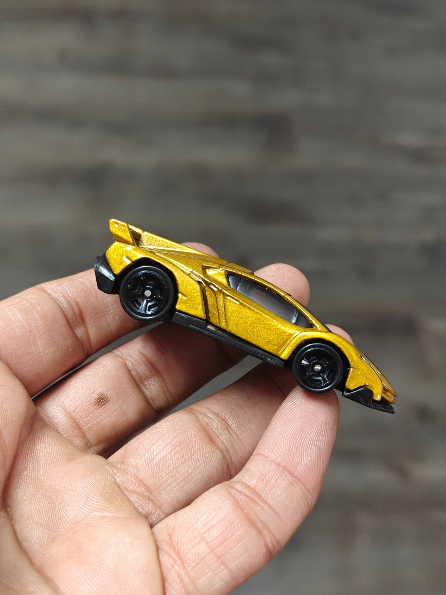 Hot Wheels Lamborghini Veneno - Gold (Uncarded - New) - Kinder Logs