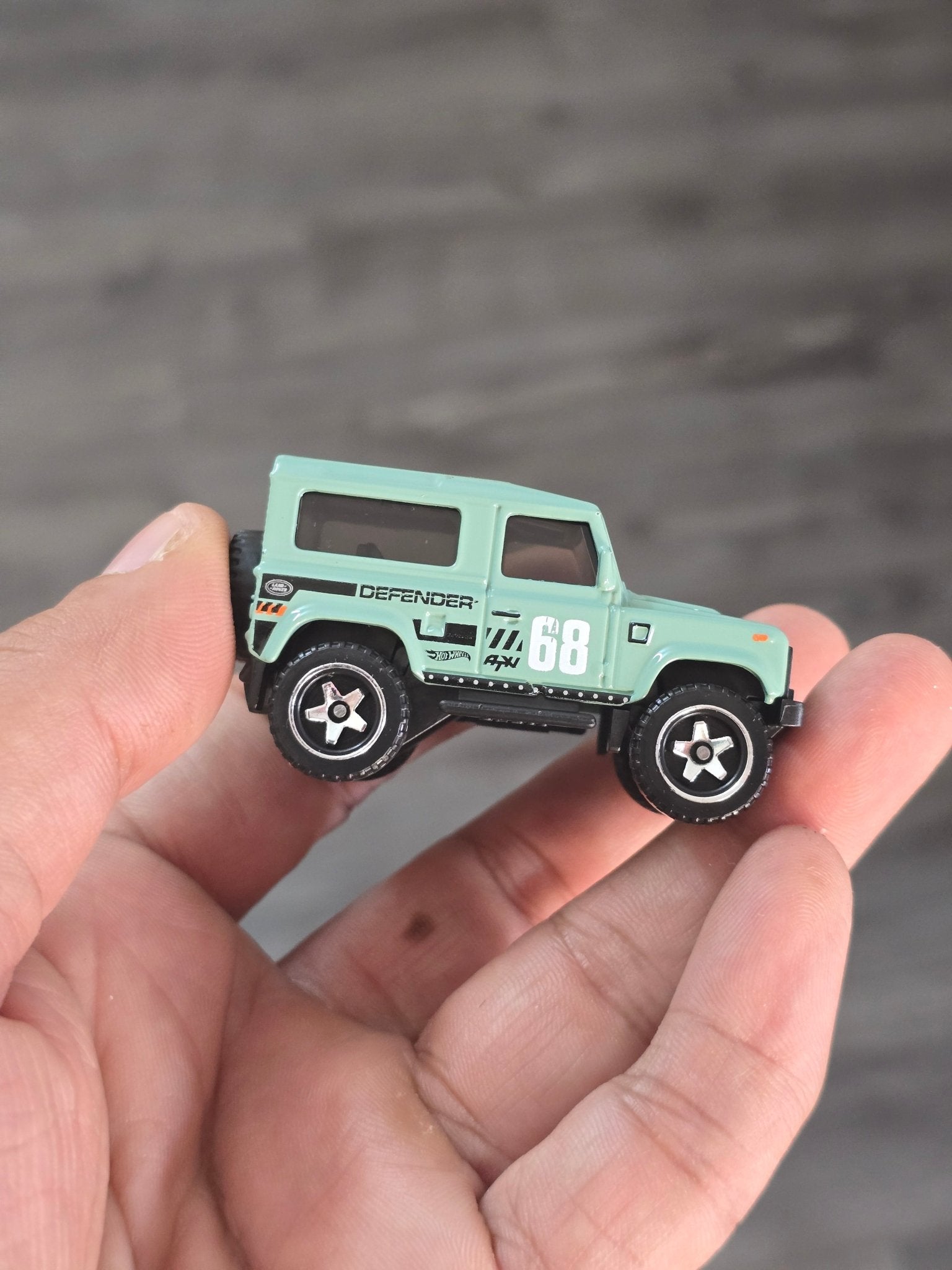 Hot Wheels Land Rover Defender 90 - Green (Uncarded - New) - Kinder Logs