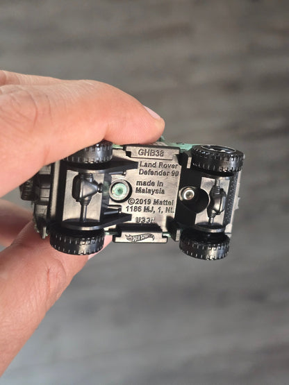 Hot Wheels Land Rover Defender 90 - Green (Uncarded - New) - Kinder Logs