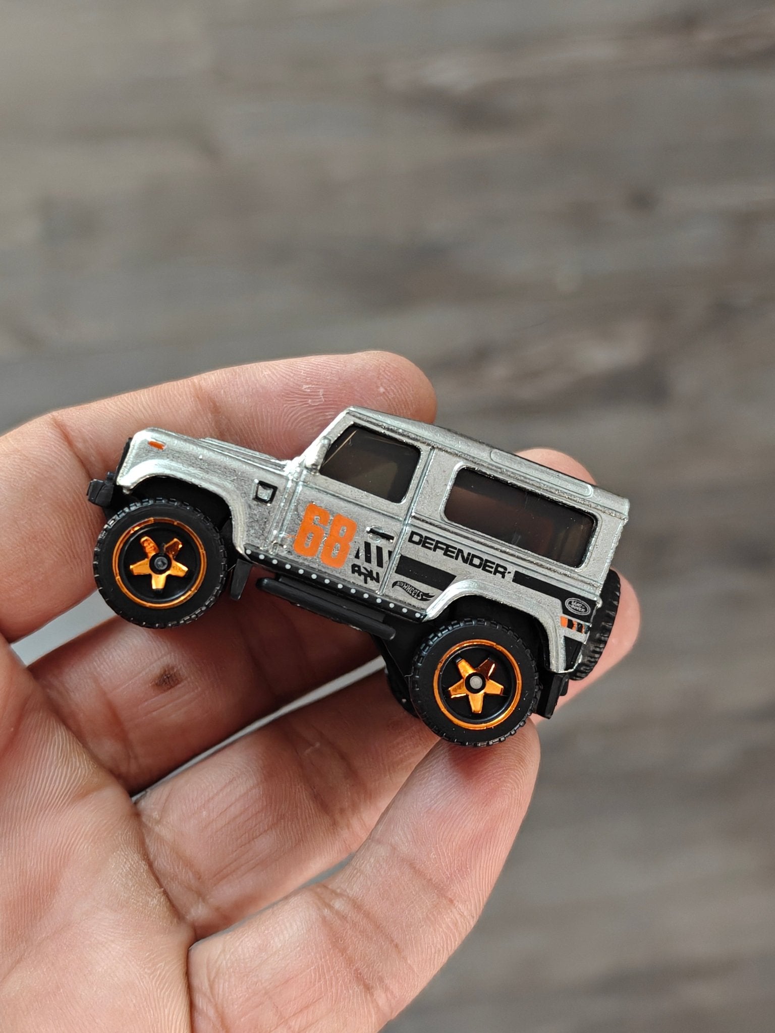 Hot Wheels Land Rover Defender 90 ZAMAC Edition (Uncarded - New) - Kinder Logs