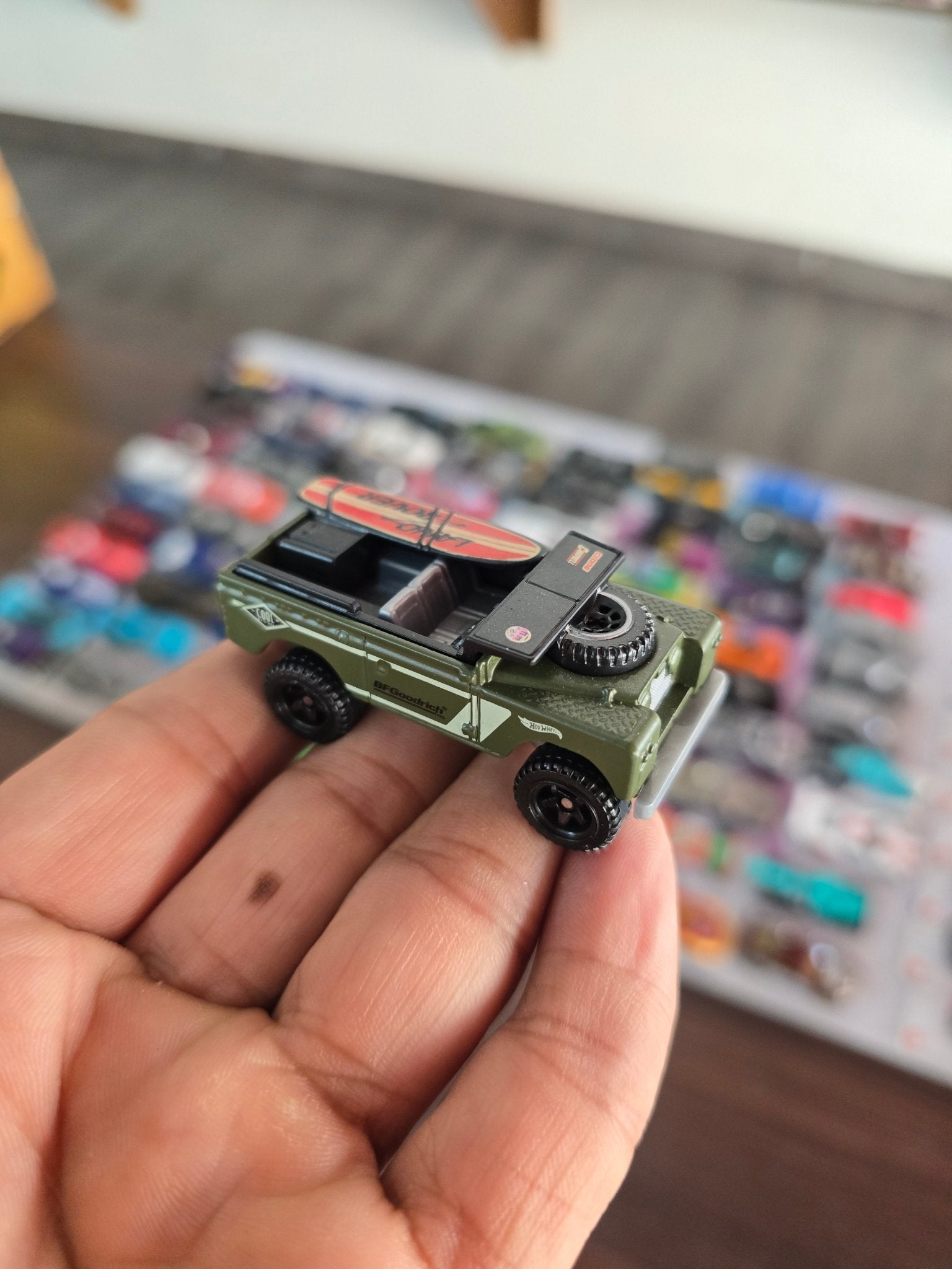 Hot Wheels Land Rover Series II - Green (Uncarded) - Kinder Logs
