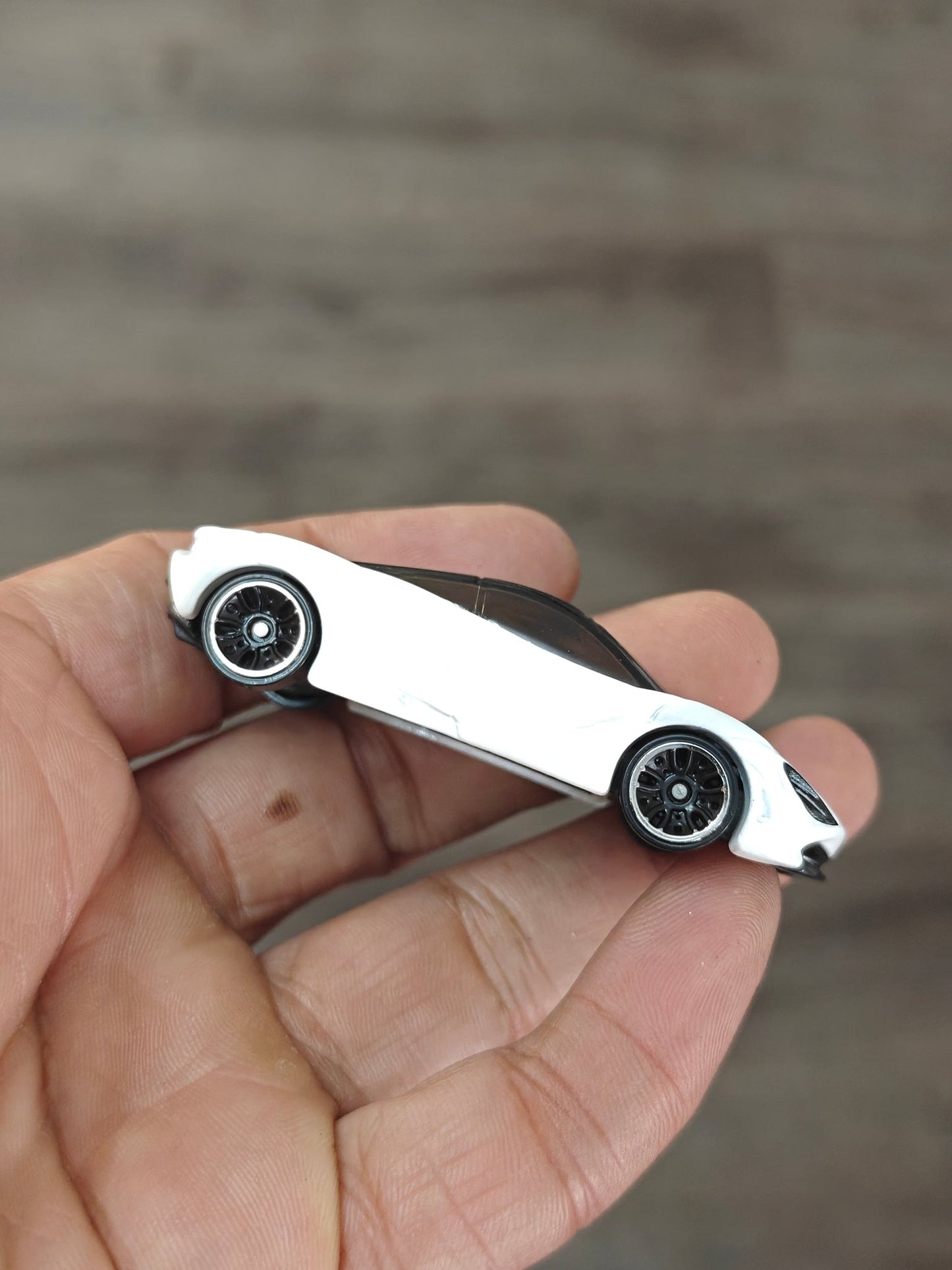 Hot Wheels McLaren 720S - White (Uncarded - New) - Kinder Logs