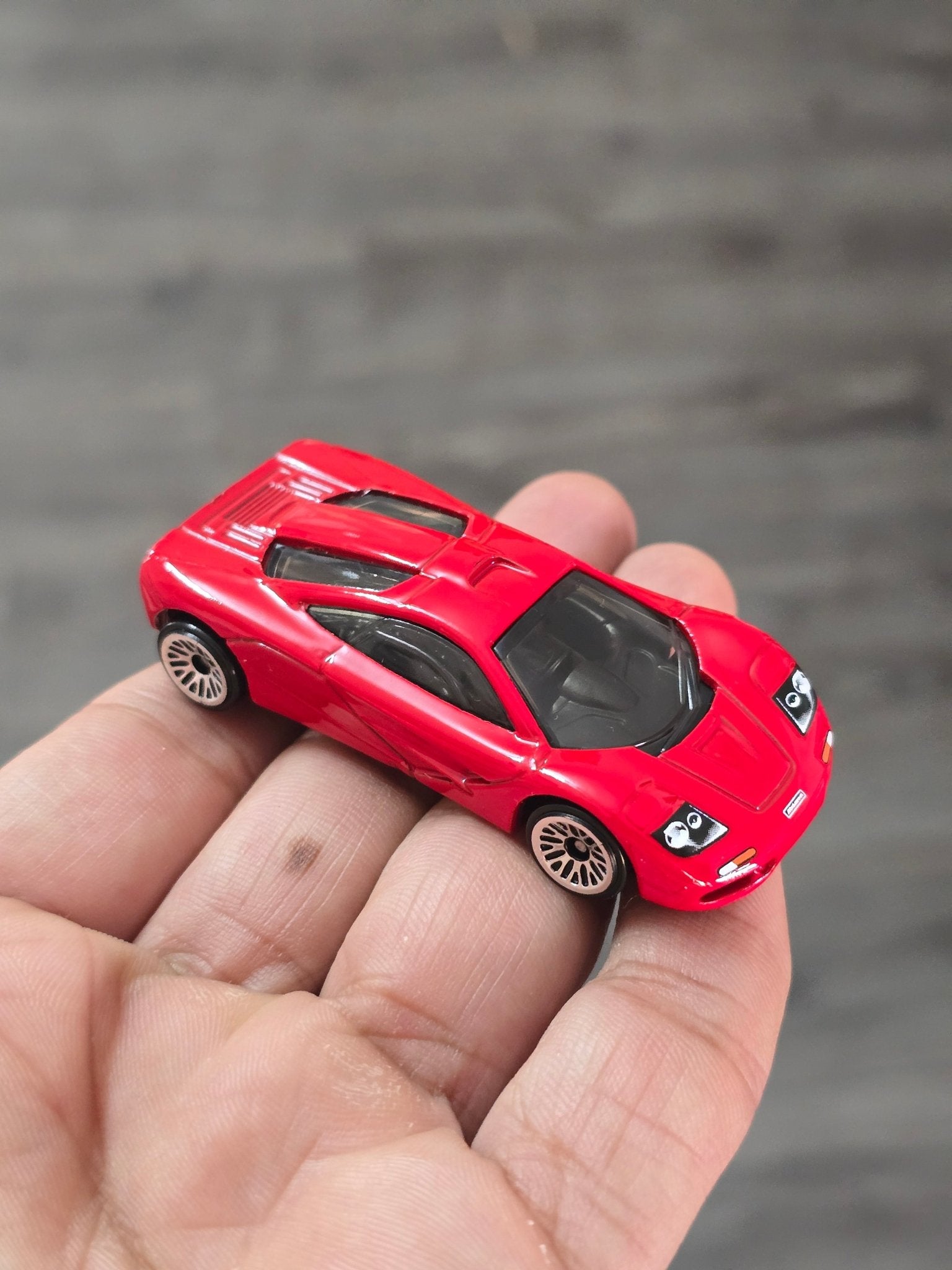 Hot Wheels McLaren F1 - Red (Uncarded - New) - Kinder Logs