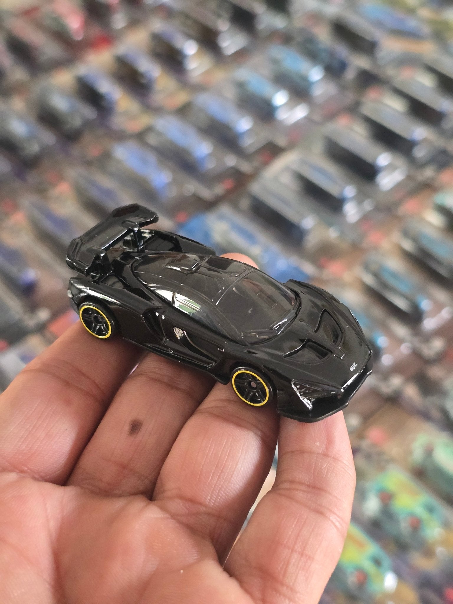 Hot Wheels McLaren Senna - Black (Uncarded) - Kinder Logs