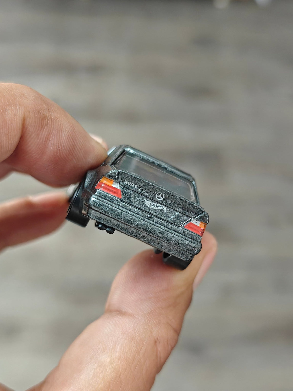 Hot Wheels Mercedes-Benz 500 E - Metallic Grey (Uncarded) - Kinder Logs
