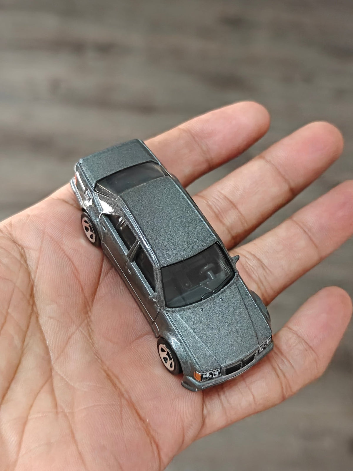 Hot Wheels Mercedes-Benz 500 E - Metallic Grey (Uncarded) - Kinder Logs