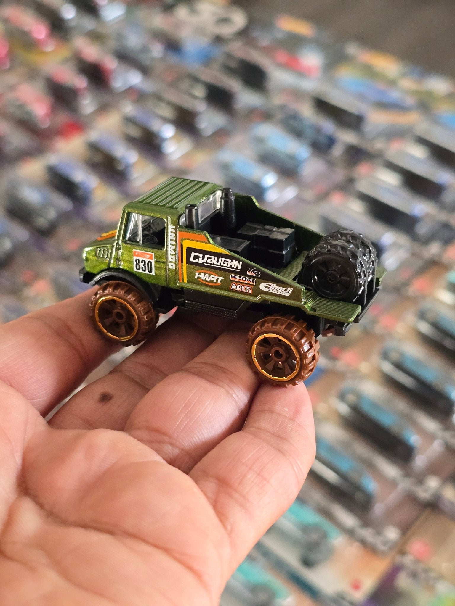 Hot Wheels Mercedes - Benz UNIMOG 1300L - Green (Uncarded) - Kinder Logs