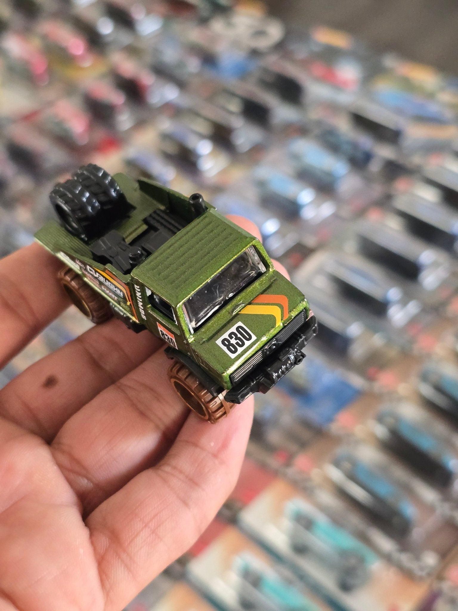 Hot Wheels Mercedes - Benz UNIMOG 1300L - Green (Uncarded) - Kinder Logs