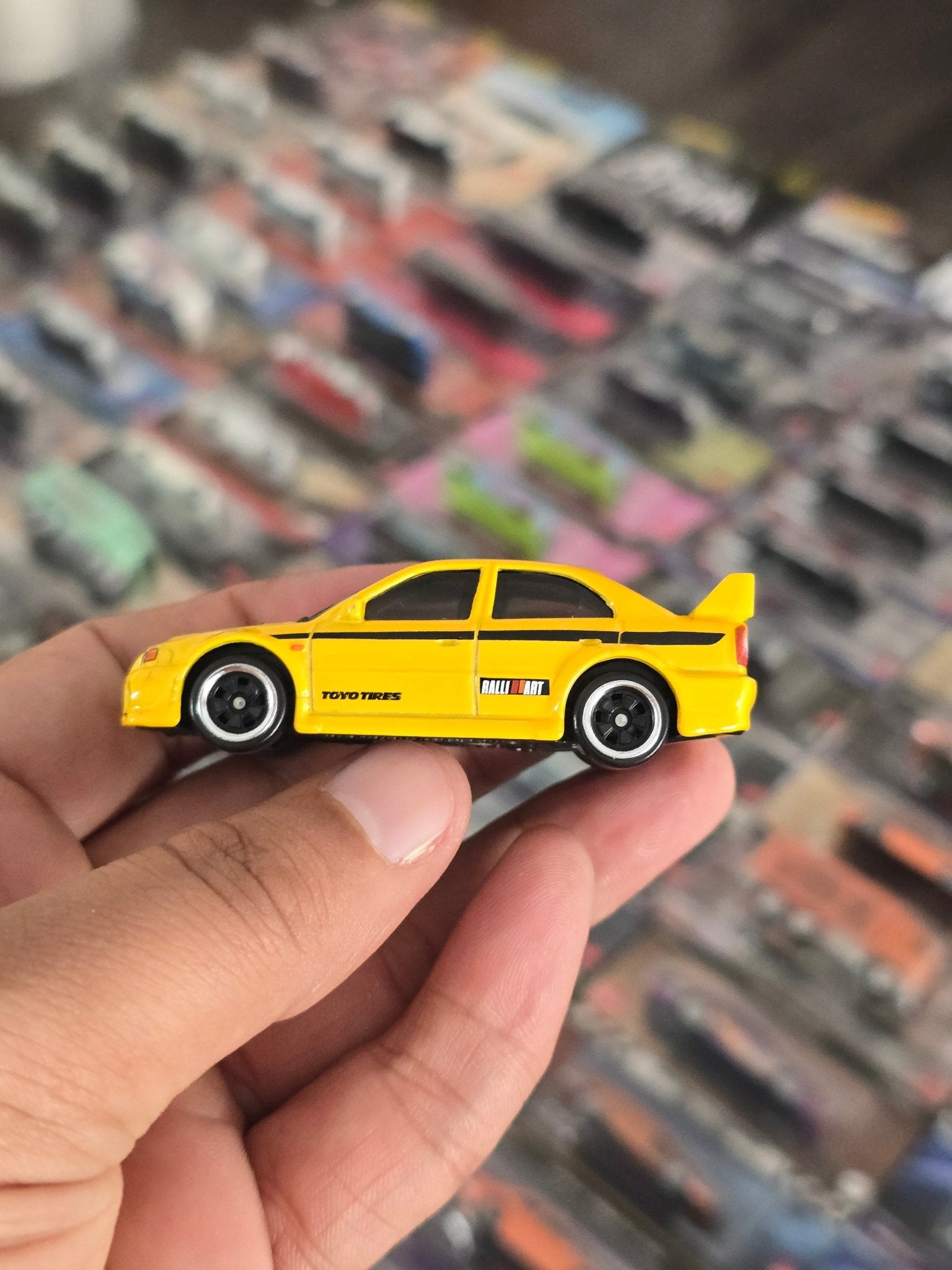 Hot Wheels Mitsubishi Lancer Evolution VI - Yellow (Uncarded) - Kinder Logs