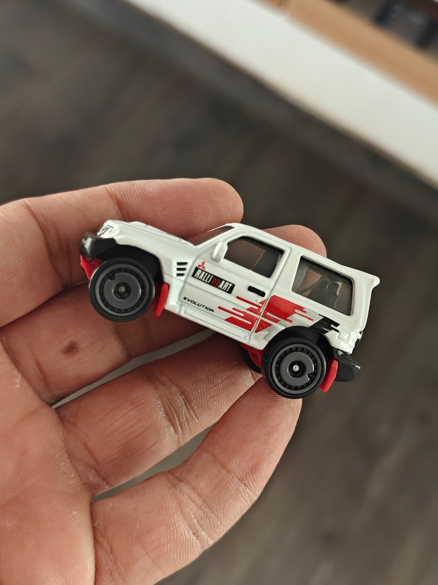 Hot Wheels Mitsubishi Pajero Evolution - White (Uncarded - New) - Kinder Logs