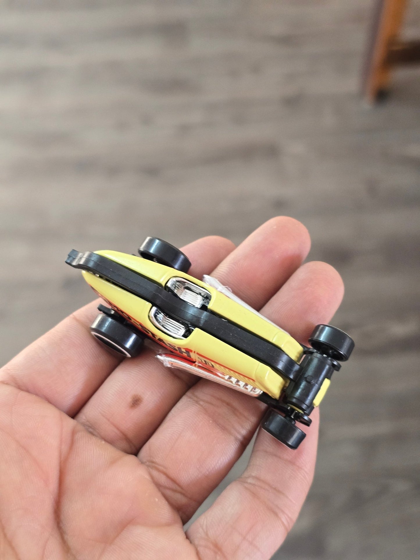 Hot Wheels Mo - Stash - Light Yellow (Uncarded - New) - Kinder Logs