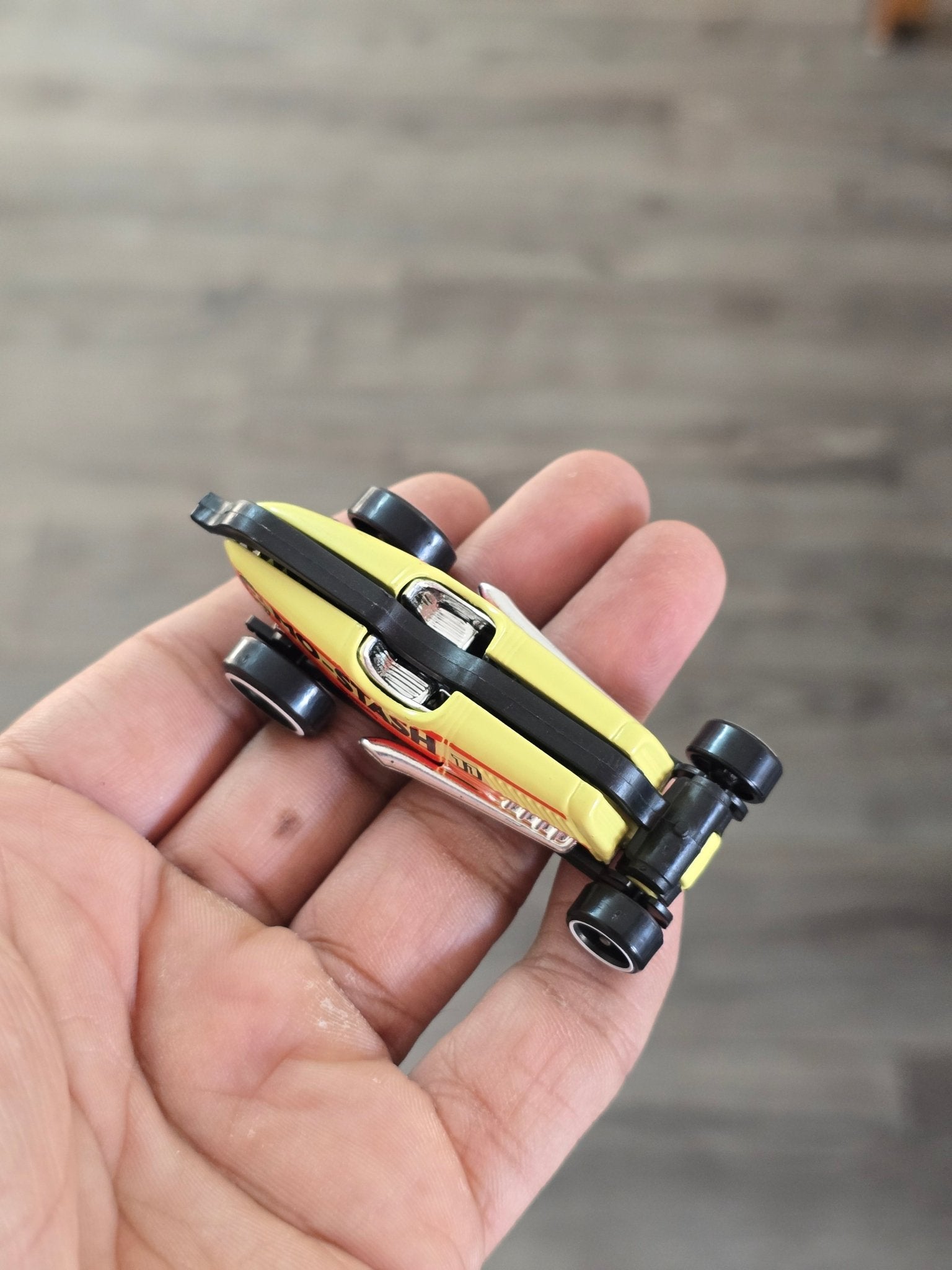 Hot Wheels Mo - Stash - Light Yellow (Uncarded - New) - Kinder Logs