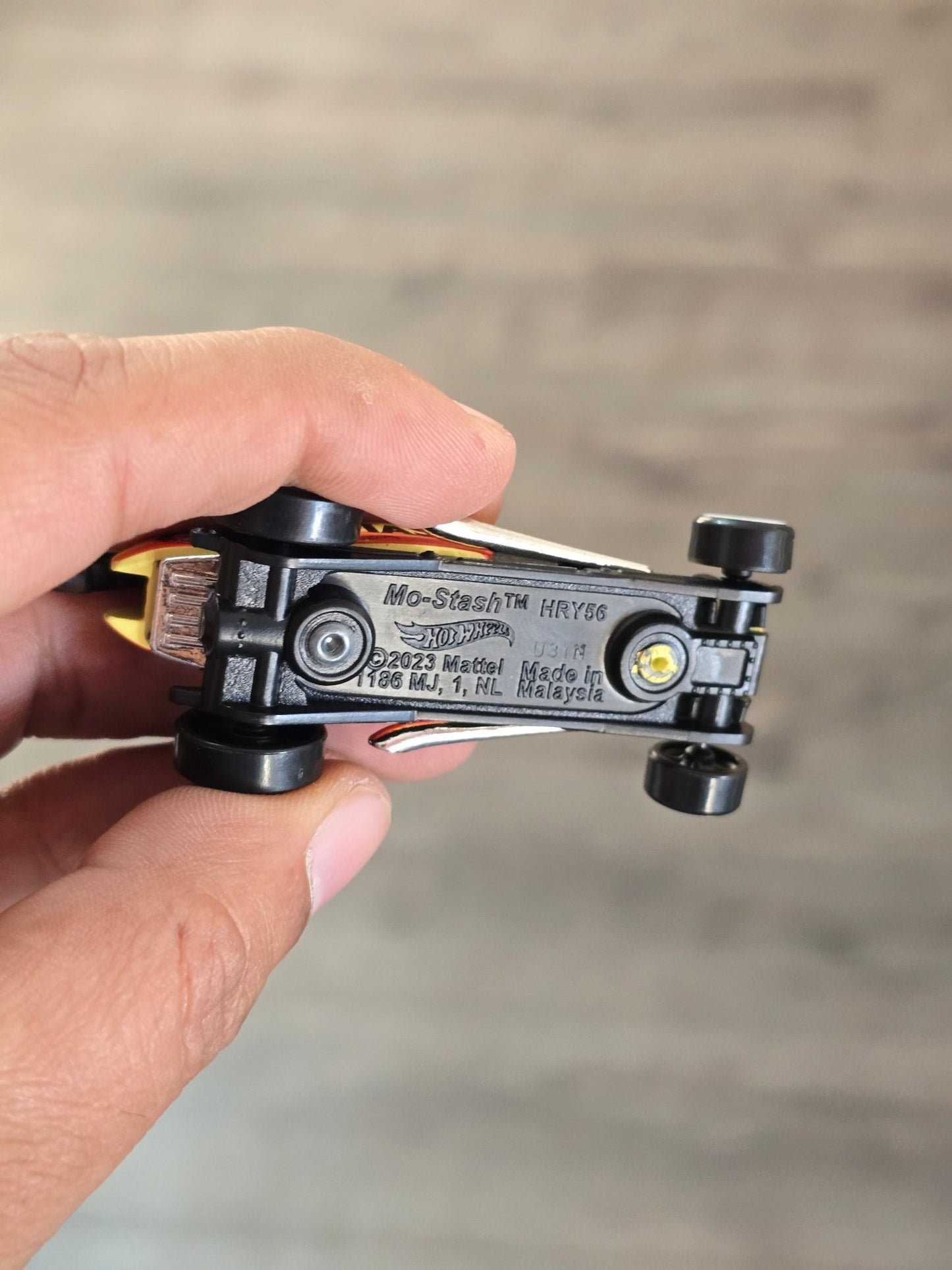 Hot Wheels Mo - Stash - Light Yellow (Uncarded - New) - Kinder Logs