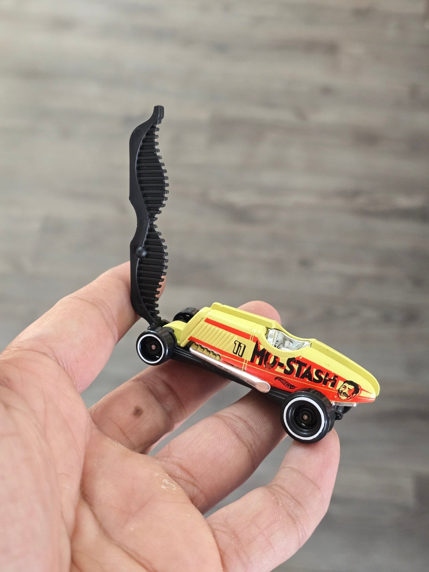 Hot Wheels Mo - Stash - Light Yellow (Uncarded - New) - Kinder Logs