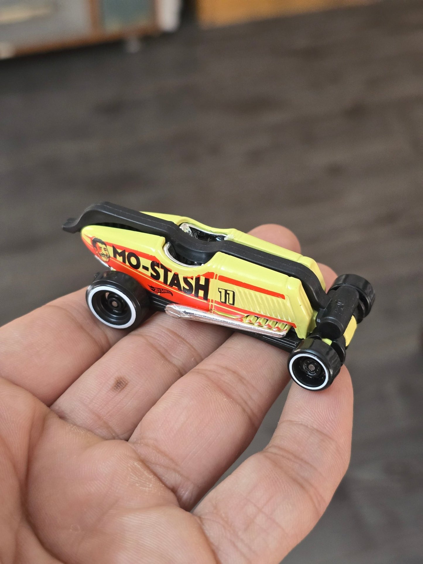 Hot Wheels Mo - Stash - Light Yellow (Uncarded - New) - Kinder Logs
