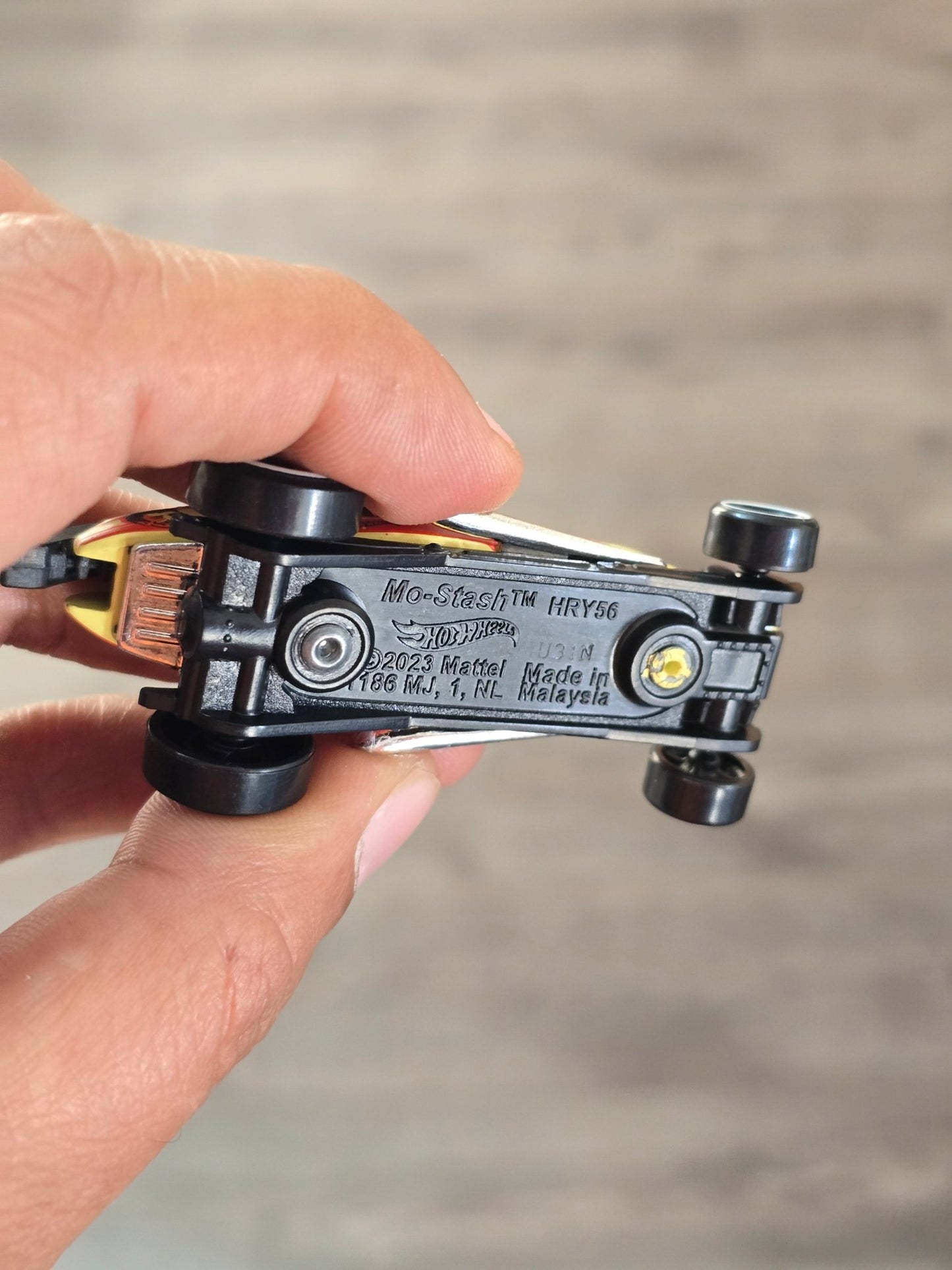 Hot Wheels Mo - Stash - Light Yellow (Uncarded - New) - Kinder Logs