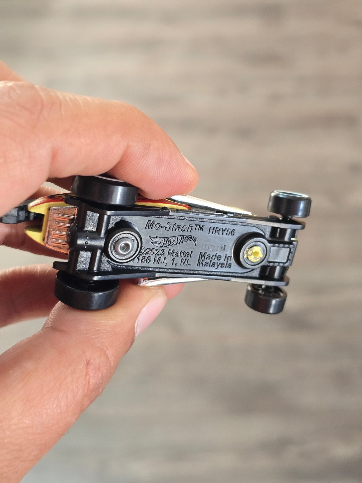 Hot Wheels Mo - Stash - Light Yellow (Uncarded - New) - Kinder Logs