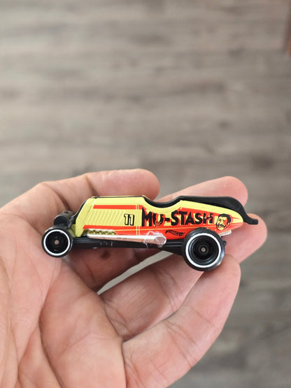 Hot Wheels Mo - Stash - Light Yellow (Uncarded - New) - Kinder Logs