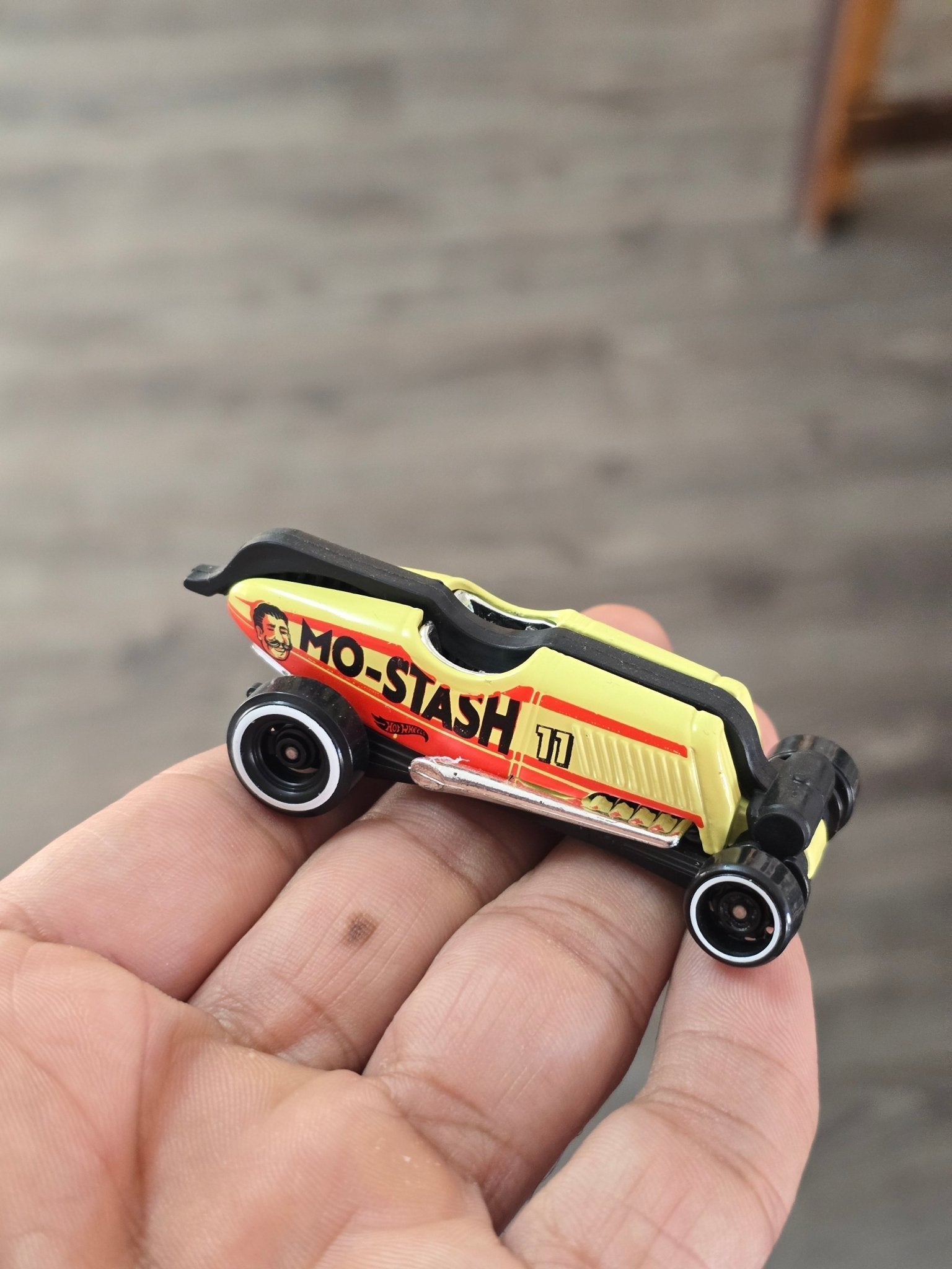 Hot Wheels Mo - Stash - Light Yellow (Uncarded - New) - Kinder Logs