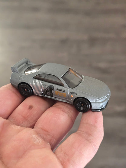 Hot Wheels Nissan Skyline GT - R R33 GODZILLA - Grey (Uncarded - New) - Kinder Logs