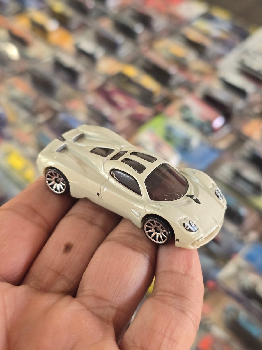Hot Wheels Pagani Utopia (Uncarded) - Kinder Logs