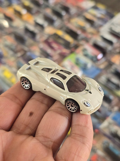Hot Wheels Pagani Utopia (Uncarded) - Kinder Logs